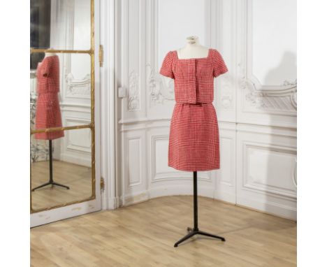 Jean PATOU, collection Haute Couture, Printemps-Eté 1966. Tailleur faux-deux pièces en tweed pied de poule rouge et blanc.Dir