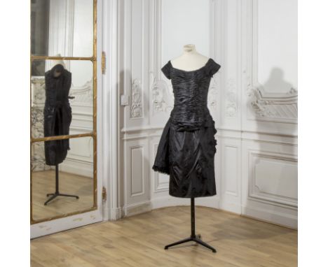 Jean DESSES, collection Haute Couture, circa 1950. Robe de cocktail en taffetas de soie noir plissé.Décolleté bateau large su