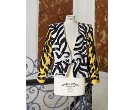 Saint Laurent Rive Gauche, collection Printemps-Eté 1988. Veste en coton blanc, orange et noir brodé.De forme droite, entière