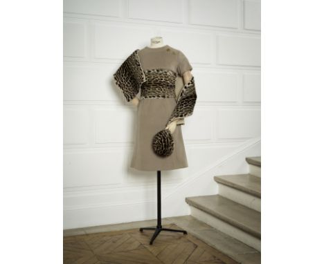 Christian DIOR, collection Haute Couture, Automne-Hiver 1961. Robe de jour, modèle 'Jardin d'Acclimatation'.Directeur artisti