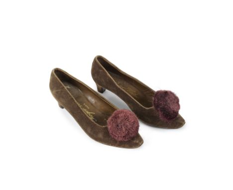 Roger VIVIER sur mesure, Automne-Hiver 1963. Paire d'escarpins recouverts de velours marron.bout rond, empeigne rehaussé d'un