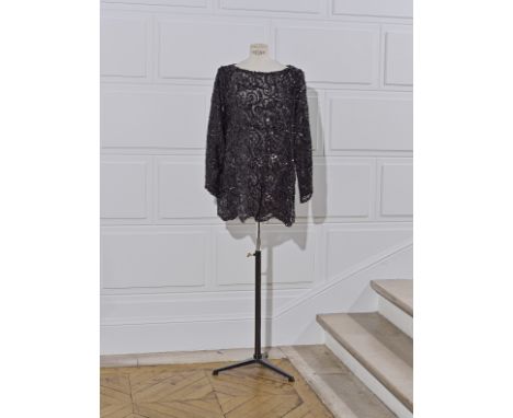 Yves SAINT LAURENT, collection Haute Couture, circa 1985/1990. Tunique en dentelle noire rebrodée de paillettes.Prototype du 