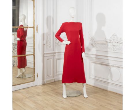 Yves SAINT LAURENT, collection Haute Couture, circa 1985. Ensemble du soir en crêpe de soie rouge et dentelle noir.Prototype 