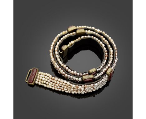 CHANEL, collection Haute Couture, circa 1975. Ceinture en cuir noir.Parurier: Robert GOOSSENSCinq rangs de perles d'eau douce
