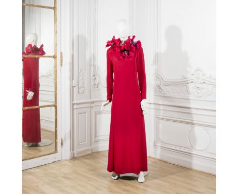 Pierre BALMAIN, collection Haute Couture, Printemps-Eté 1982. Robe du soir longue en crêpe de soie framboise.Directeur artist