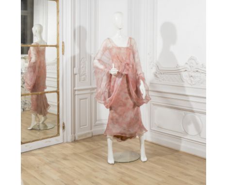 Yves SAINT LAURENT, collection Haute Couture, Printemps-Eté 1999.  Robe du soir longue en résille de soie.Haut à bretelles re