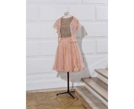 Christian DIOR, collection Haute Couture, Printemps-Eté 1962. Ensemble du soir court en organza rose, modèle 'Perle rose'.Dir