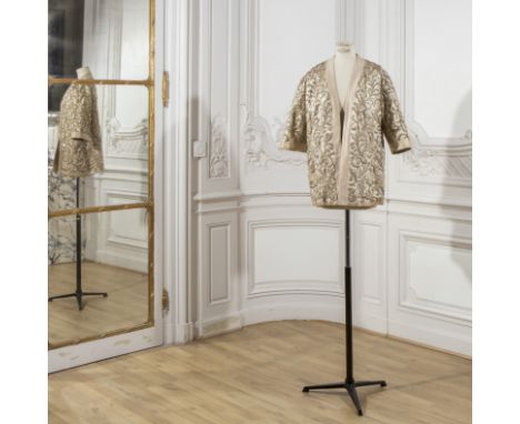 Jean PATOU, collection Haute Couture, circa 1948. Paletot du soir en satin de soie ivoire rebrodé.Parementure bord à bord, bi