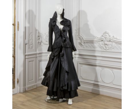 Louis FERAUD, collection Haute Couture, Automne-Hiver 1980. Ensemble du soir en flanelle anthracite et soie noire.Directeur A