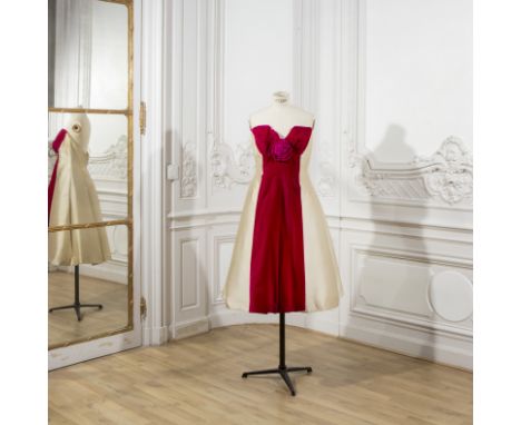 Jacques HEIM, collection Haute Couture, Automne-Hiver 1959. Robe du soir courte Modèle 'Talisman' en ziberline ivoire et velo