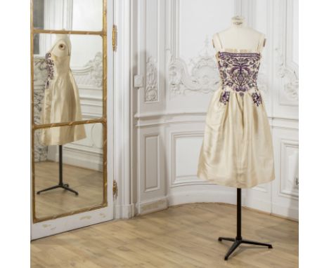 Jeanne LANVIN-CASTILLO, collection Haute Couture, Automne-Hiver 1957. Robe de cocktail en ziberline ivoire rebrodée.Directeur