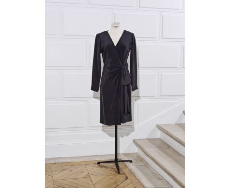 Yves SAINT LAURENT, collection Haute Couture, circa 1990. Robe de cocktail en soie noire.Encolure en V façon cache-cœur se co
