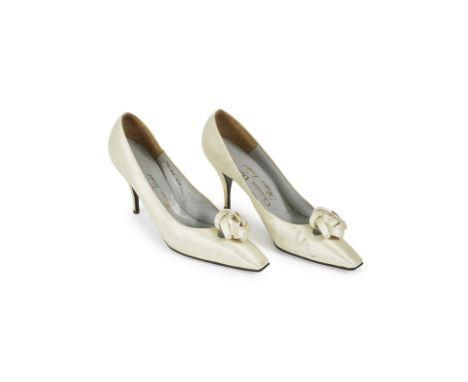 Christian DIOR par Roger Vivier, circa 1958. Paire d'escarpins du soir.En soie satinée champagne.Griffe au tampon or sur la p