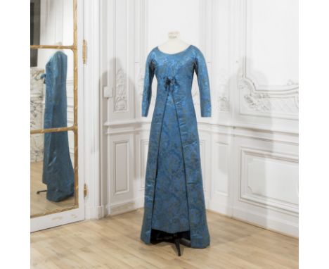 Christian DIOR, collection Haute Couture, Automne-Hiver 1957. Robe du soir modèle 'Opium' en satin bleu broché de lamé vert e