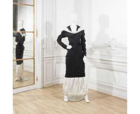 John GALLIANO, collection Prêt à Porter, circa 1985. Robe du soir longue entravée en jersey noir et coton blanc.Décolleté bat