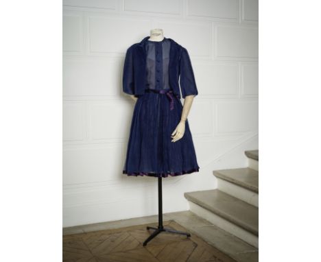 Christian DIOR, collection Haute Couture, Printemps-Eté 1961. Ensemble de cocktail en organza de soie bleu marine, modèle 'Ri