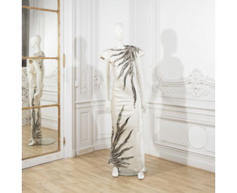 Pierre BALMAIN, collection Haute Couture, Printemps-Eté 1986. Robe du soir longue en satin de soie blanc.Directeur artistique