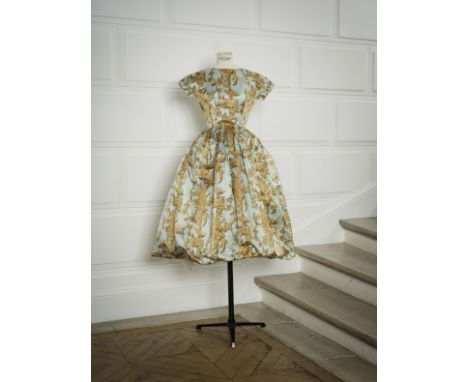 BALENCIAGA, collection Haute Couture, Automne-Hiver 1957. Robe du soie en satin de soie imprimé, bleu ciel et doré.Création: 