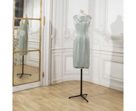 Guy LAROCHE, collection Haute Couture, Automne-Hiver 1960. Robe de cocktail en mousseline de soie bleue ciel entièrement rebr