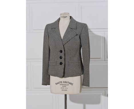 Yves SAINT LAURENT, collection Haute Couture, Automne-Hiver 2000. Veste en lainage pied de poule noir et blanc. Veste cintrée
