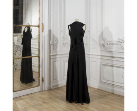 Madeleine VIONNET (attribué à), collection Haute Couture, Hiver 1934. Robe du soir longue en crêpe noir.Haut destructuré drap