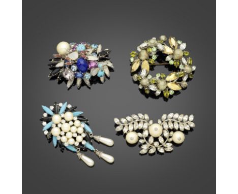 Christian DIOR, Collection années 1958, 1959, 1962 et 1969. Ensemble de quatre broches façon joaillerie.En métal argenté agré