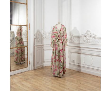 Christian DIOR Boutique, circa 1958. Robe-manteau en mousseline de soie ivoire.A décor imprimé de motifs floraux multicolore,