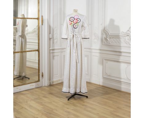 Jeanne LANVIN, collection Haute Couture, Printemps-Eté 1974. Robe longue de garden-party en toile de coton blanc rayé marine.
