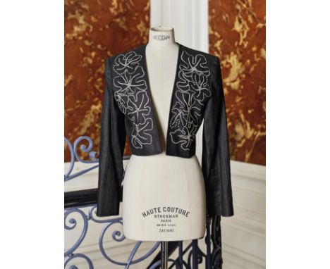 Saint LAURENT Rive Gauche, collection Printemps-Eté 1985. Veste spencer en lin mélangé noir brodé.Veste ouverte, devant brodé