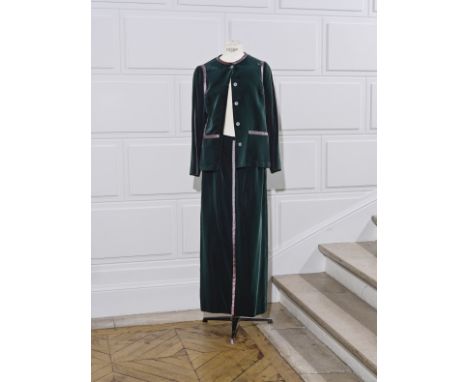 Christian DIOR, collection Haute Couture, Automne-Hiver 1976. Tailleur du soir en velours de soie vert sapinDirecteur artisti
