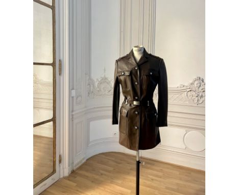 Atelier VERSACE, collection Haute Couture, Printemps-Eté 1996. Trench en cuir marronCréation: Gianni VERSACEDe forme droite, 