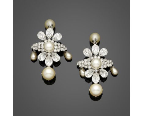 Christian DIOR, collection Haute Couture Printemps/Eté 1990. Paire de clip d'oreilles façon joaillerie.Directeur artistique: 