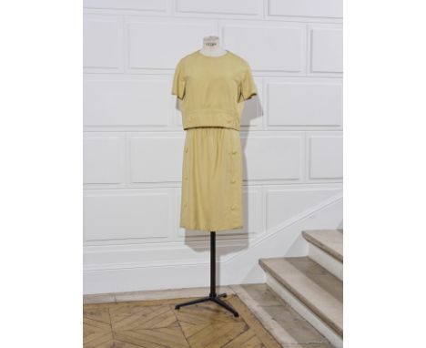 Christian DIOR-London Ltd, collection Couture, circa 1960. Robe faisant faux deux pièces en shantung de lin et soie jaune.Enc