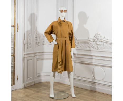 Anne-Marie BERETTA, collection Prêt à Porter, Automne-Hiver 1982. Manteau en mackintosh moutarde.Petit col, long pan plissé p