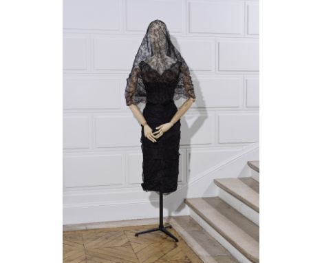 BALENCIAGA, Collection Haute Couture, Automne-Hiver 1956. Robe du soir courte en dentelle noire.Création: Cristobal BALENCIAG