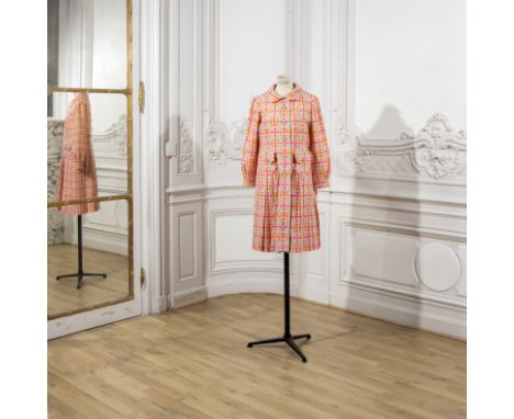 Emanuel UNGARO, collection Haute Couture, Automne-Hiver 1968. Robe-manteau en toile de laine pastel.A impression de de carrea