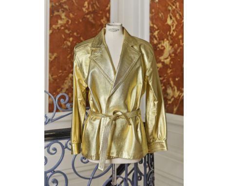 Saint LAURENT Rive Gauche, collection Automne-Hiver 1985. Veste en cuir or.Veste longue droite, col châle cranté, se fermant 