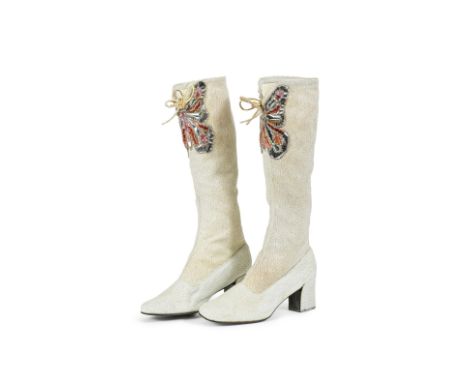 Christian DIOR, circa 1975. Paire de bottes.En lurex blanc, argenté, orné an application d'importants papillons. Pointure: 7.