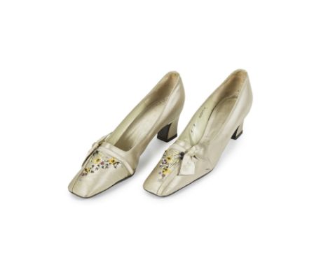 Christian DIOR par Roger Vivier, circa 1956/1958. Paire de ballerines du soir à talon.En soie champagne, empeignes brodées. (