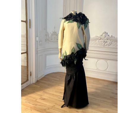 Pierre BALMAIN, collection Haute Couture, Printemps-Eté 1983. Robe du soir à effet deux pièces en gaze blanc cassé.Directeur 