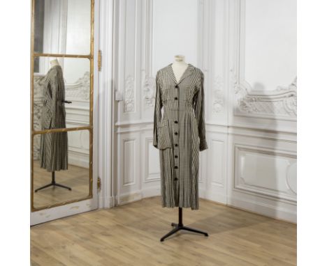 Jean PATOU, collection Haute Couture, circa 1948. Robe de jour en lin pied de poule noir et blancPetit col tailleur, simple b