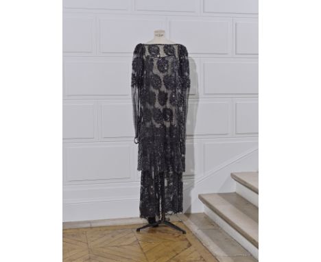 Yves SAINT LAURENT, collection Haute Couture, circa 1980. Robe du soir longue faisant faux deux pièces en dentelle rehaussé p