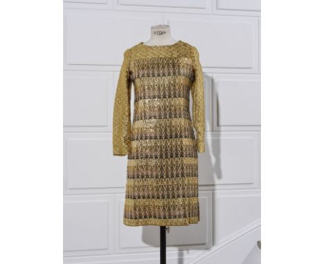 Yves SAINT LAURENT, collection Haute Couture, Automne-Hiver 1966. Robe du soir courte en brocart de soie lamé et paillettes d