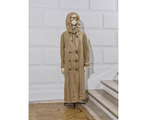 Anonyme, circa 1910. Manteau de femme dit cache-poussière à usage pour la voiture.En lin brut, de forme droite à double bouto