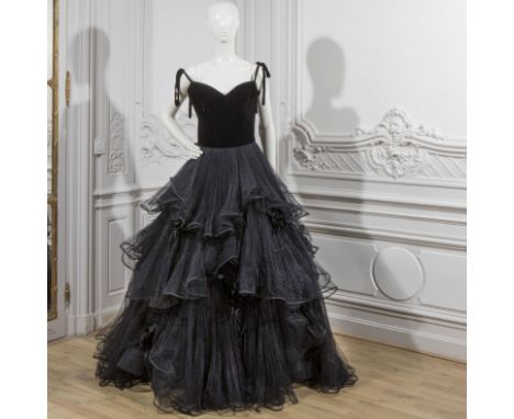 VALENTINO, Collection Haute Couture, Automne-Hiver 1995. Robe grand soir en tulle et velours noir.Création: Valentino GARAVAN
