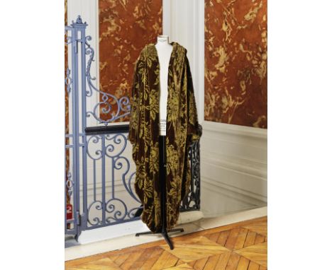 Jean-Louis SCHERRER, collection Haute Couture, fin des années 1980. Manteau du soir en velours décoré brun et vert olive à ef