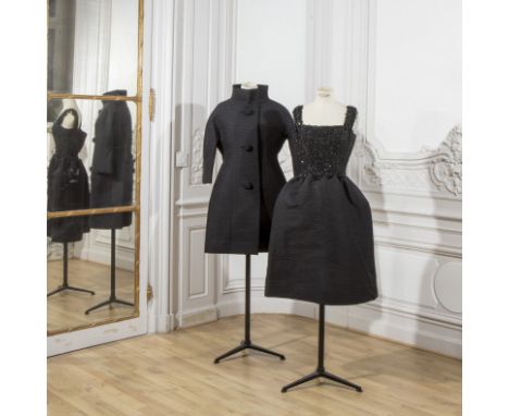 GIVENCHY, Collection Haute Couture, Automne-Hiver 1960. Ensemble de cocktail manteau et robe.Création: Hubert de GIVENCHYEn t
