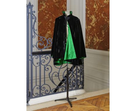Yves Saint Laurent, collection Haute Couture, Automne-Hiver 1979. Paletot du soir en velours de soie noir.Encolure montante, 