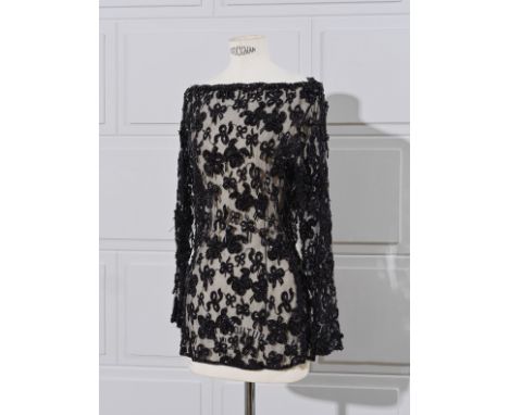 Yves SAINT LAURENT, collection Haute Couture, circa 1988. Tunique longue du soir en dentelle noire.Broderie: François LESAGE 