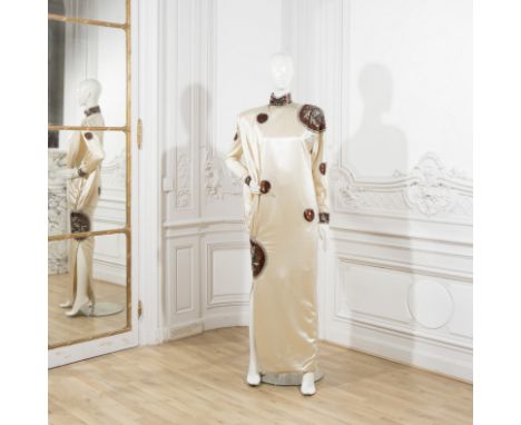 Pierre BALMAIN, collection Haute Couture, Automne-Hiver 1985. Robe du soir longue en satin de soie ivoire.Directeur artistiqu